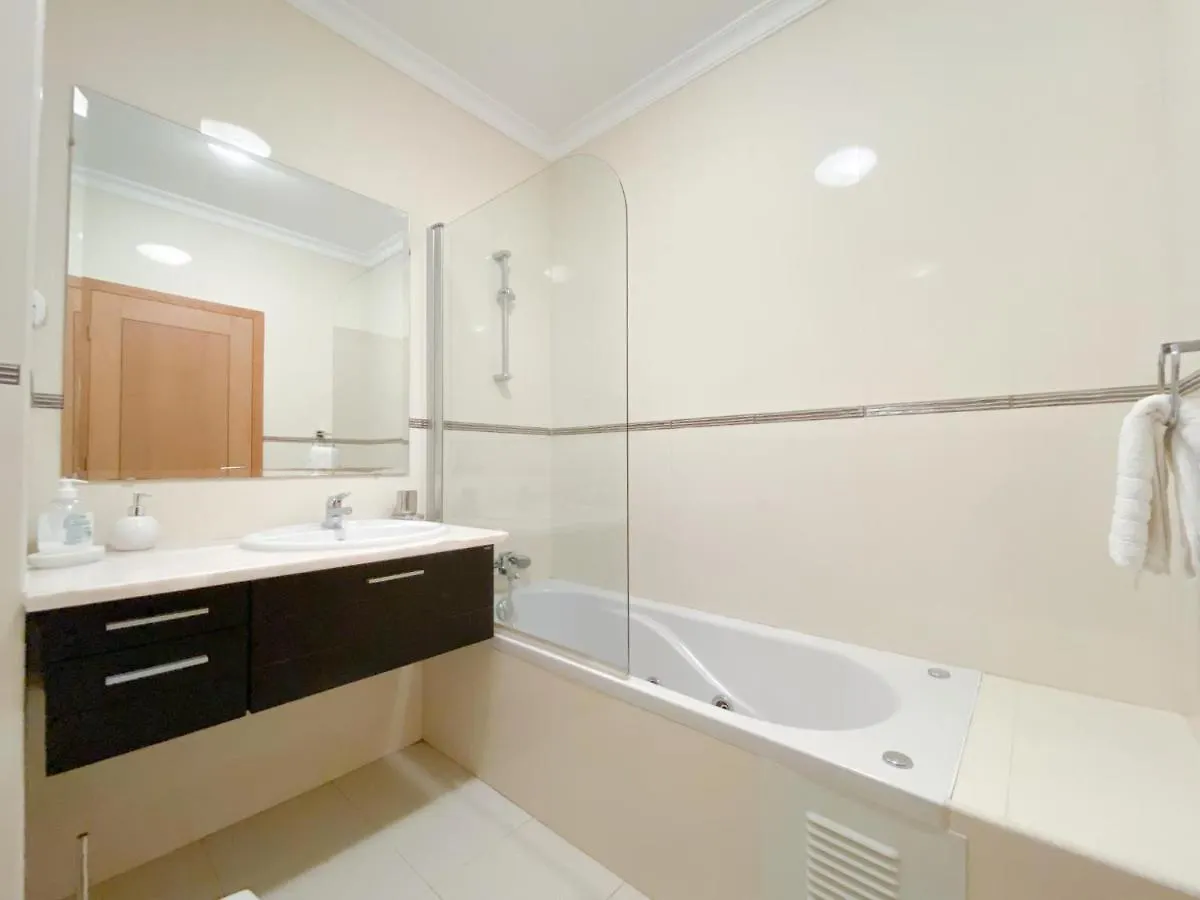 Casa Bruna - No Centro Da Cidade De Lagos Com Piscina, Ar Condicionado E Estacionamento 0*,